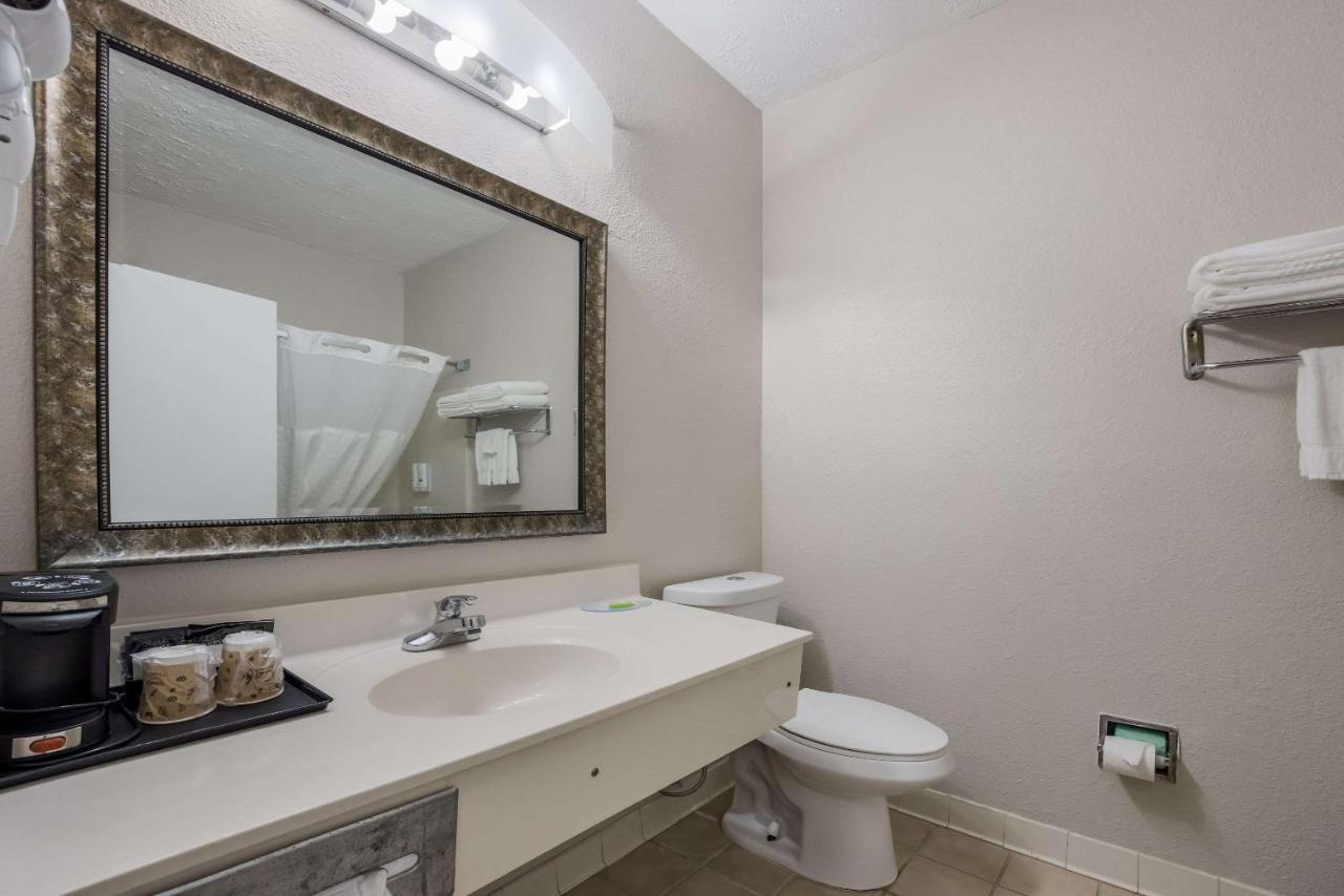 Quality Inn モートリー エクステリア 写真